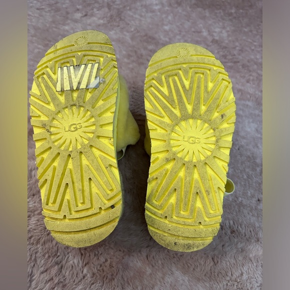 yellow UGG slides - Picture 4 of 11